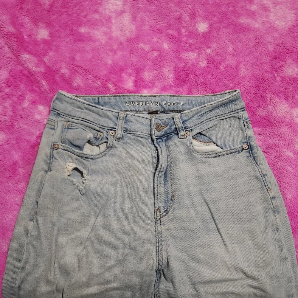 American Eagle  Women's Size 6 Reg Mom Jeans Light Wash Stretch Distressed Denim